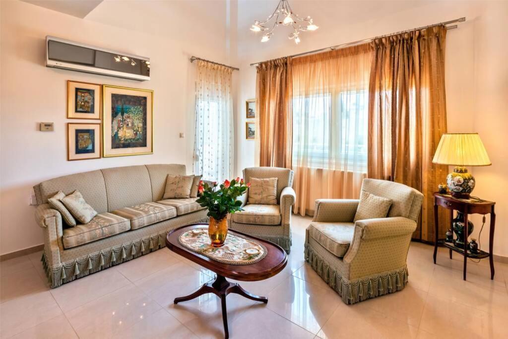 Art Antique Deluxe Villa 이라피트라 외부 사진