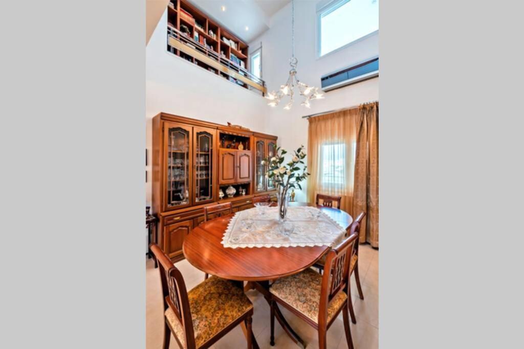 Art Antique Deluxe Villa 이라피트라 외부 사진